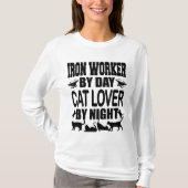 Funny Iron Worker by Day Cat Lover by Night Tシャツ (正面)