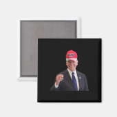 Funny Joe Biden Dons Trump 2024 Cap  マグネット (正面/裏面)