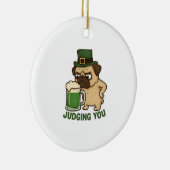 Funny Judging Pug St. Patrick's Day Green Beer セラミックオーナメント (右)