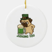 Funny Judging Pug St. Patrick's Day Green Beer セラミックオーナメント (裏面)