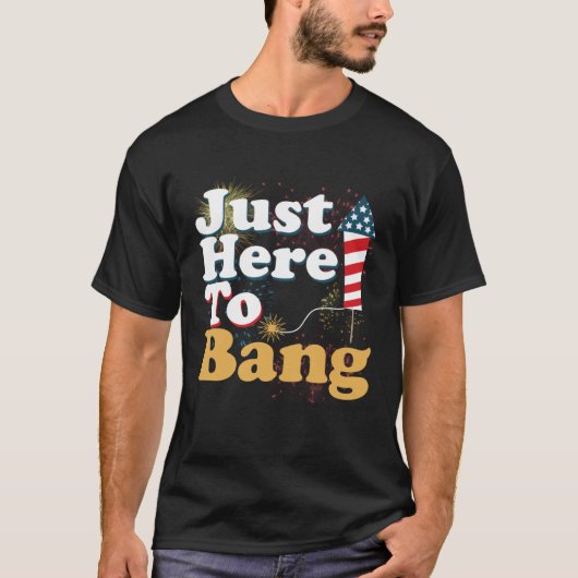Funny Just Here To Bang 4th of July Pyrotechnics P Tシャツ (正面)