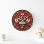Funny Keep Calm and Dink On | Rustic Pickleball ラージ壁時計 (ホーム)