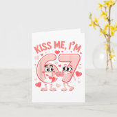 Funny Kiss Me I'm 67 Cute Valentine's Day Couples  カード (黄色い花)