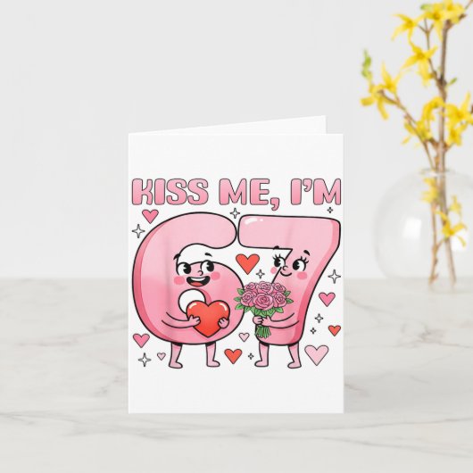 Funny Kiss Me I'm 67 Cute Valentine's Day Couples カード (黄色い花)