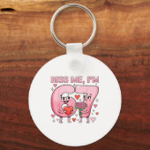 Funny Kiss Me I'm 67 Cute Valentine's Day Couples キーホルダー (正面)