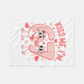 Funny Kiss Me I'm 67 Cute Valentine's Day Couples  フリースブランケット (正面(横))