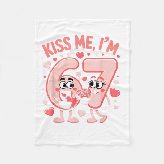 Funny Kiss Me I'm 67 Cute Valentine's Day Couples  フリースブランケット (正面)