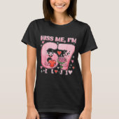 Funny Kiss Me I'm 67 Cute Valentine's Day Couples  Tシャツ (正面)