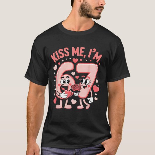 Funny Kiss Me I'm 67 Cute Valentine's Day Couples  Tシャツ (正面)