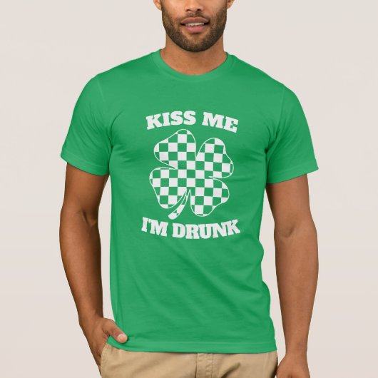 Funny Kiss Me I'm Drunk St. Patrick's Day Shamrock Tシャツ (正面)