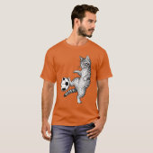 Funny Kitty Cat Playing Soccer Cute Soccer Mom Cat Tシャツ (正面フル)