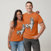 Funny Kitty Cat Playing Soccer Cute Soccer Mom Cat Tシャツ (ユニセックス)