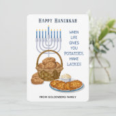 Funny Latkes Potato Humor Hanukkah Greeting シーズンカード (スタンド正面)