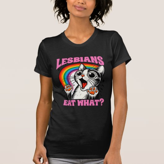 Funny Lesbian Cat Rainbow Shirt – Lesbians Eat Wha Tシャツ (正面)