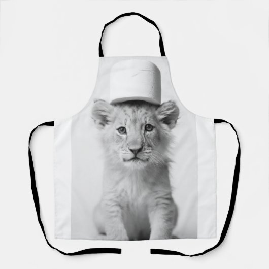 Funny Lion Cub Wearing Toilet Paper Hat Minimalist エプロン (正面)