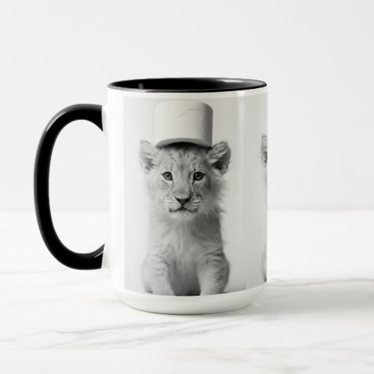 Funny Lion Cub Wearing Toilet Paper Hat Minimalist マグカップ (左)