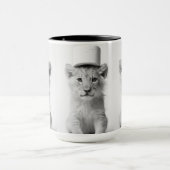 Funny Lion Cub Wearing Toilet Paper Hat Minimalist マグカップ (中央)