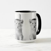 Funny Lion Cub Wearing Toilet Paper Hat Minimalist マグカップ (正面右)