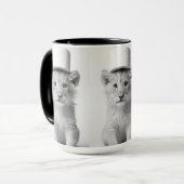 Funny Lion Cub Wearing Toilet Paper Hat Minimalist マグカップ (正面左)