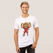Funny Lion King plays football トライブレンドTシャツ (正面全面)