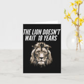 Funny Lion Meme The Lion Doesn't Wait 18 Years Gen カード (黄色い花)