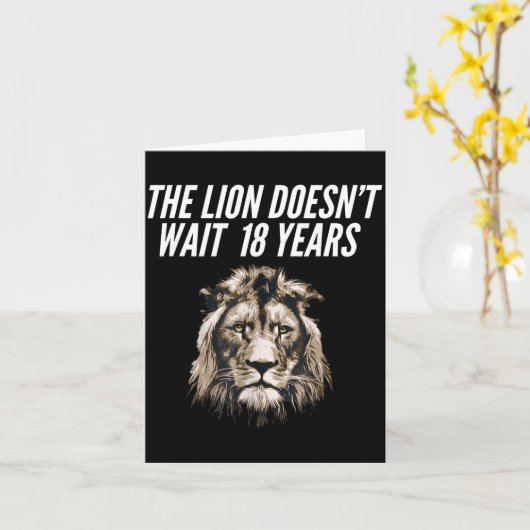 Funny Lion Meme The Lion Doesn't Wait 18 Years Gen カード (黄色い花)