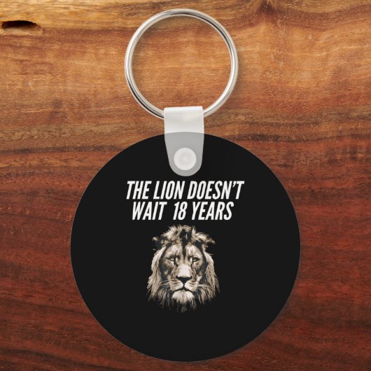 Funny Lion Meme The Lion Doesn't Wait 18 Years Gen キーホルダー (正面)