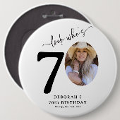 Funny 'Look Who's 70' Stylish 70th Birthday 缶バッジ (正面&裏面)