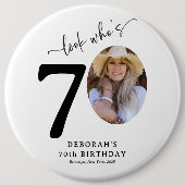 Funny 'Look Who's 70' Stylish 70th Birthday 缶バッジ (正面)