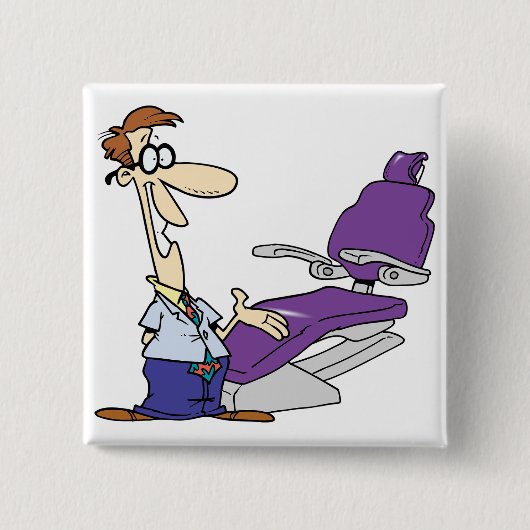 Funny Male Dentist and Purple Dental Chair 缶バッジ (正面)
