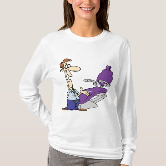 Funny Male Dentist and Purple Dental Chair Tシャツ (正面)