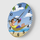 Funny Man Relaxing in Beach Hammock ラージ壁時計 (傾斜)