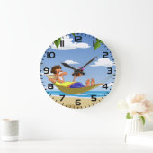 Funny Man Relaxing in Beach Hammock ラージ壁時計 (ホーム)