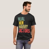 Funny Marriage  Real Men Marry Doctors Groom Tシャツ (正面フル)