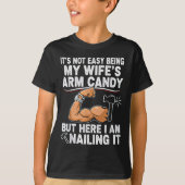 Funny Married Dad Husband Arm Candy Quote Humor  Tシャツ (正面)