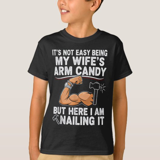 Funny Married Dad Husband Arm Candy Quote Humor  Tシャツ (正面)
