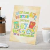 Funny Maths Number 67 Joke Desk Art for Kids 台座サイン (インサイチュ)