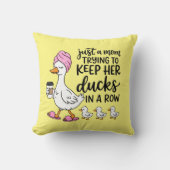 Funny Mom ducks word art  クッション (正面)