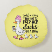 Funny Mom ducks word art  ラウンドクッション (裏面)