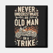 Funny Never Underestimate An Old Man On A Trike Gr マグネット (正面)