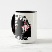 Funny "Nine Lives Zero Breaks" Cat lover Med Humor マグカップ (正面左)