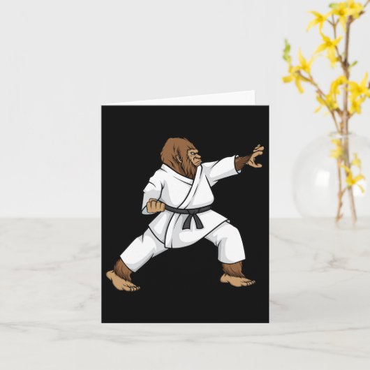 Funny Ninja Bigfoot Doing Karate With Samurai Desi カード (黄色い花)
