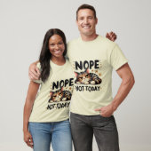 Funny "Nope Not Today" Lazy Calico Cat 😴🐈 Tシャツ (ユニセックス)