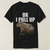 Funny Ok I Pull Up Capybara Tシャツ (デザイン正面)