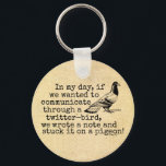 Funny Old Age Twitter Bird Pigeon キーホルダー<br><div class="desc">This funny saying / phrase design shows a homing pigeon being used as a carrier pigeon with a note on its leg. The antique, old-fashioned typewriter - style text reads, "In my day, if we wanted to communicate through a twitter-bird, we wrote a note and stuck it on a pigeon!"...</div>
