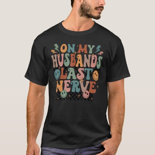 Funny On My Husband's Last Nerve Happy Face Tシャツ (正面)