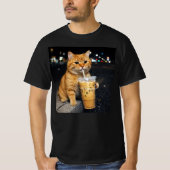 Funny Orange Cat Drinking Iced Coffee , cat Meme Tシャツ (正面)