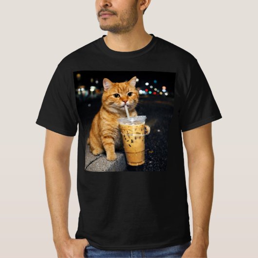 Funny Orange Cat Drinking Iced Coffee , cat Meme Tシャツ (正面)