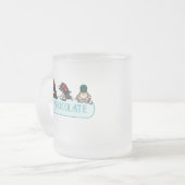 Funny Penguins Hot Chocolate Snowballing Cartoon フロストグラスマグカップ (正面左)