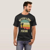 Funny Photographer Shirt Camera Never Lose Focus P Tシャツ (正面フル)